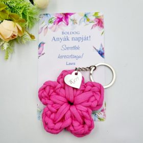 Ajándék anyák napjára, horgolt kulcstartó gravírozott medállal, ajándékkártyán