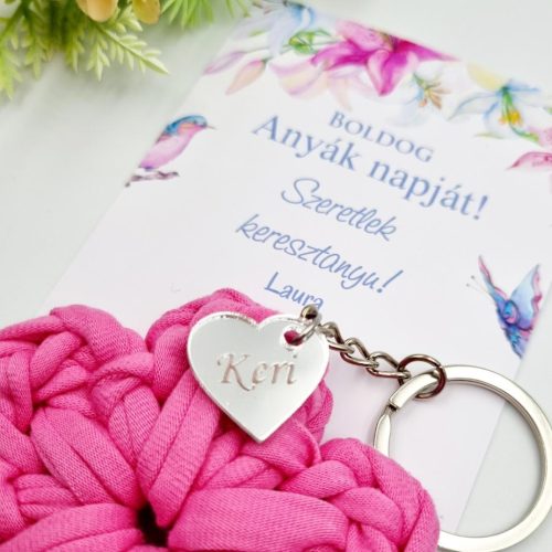Ajándék anyák napjára, horgolt kulcstartó gravírozott medállal, ajándékkártyán
