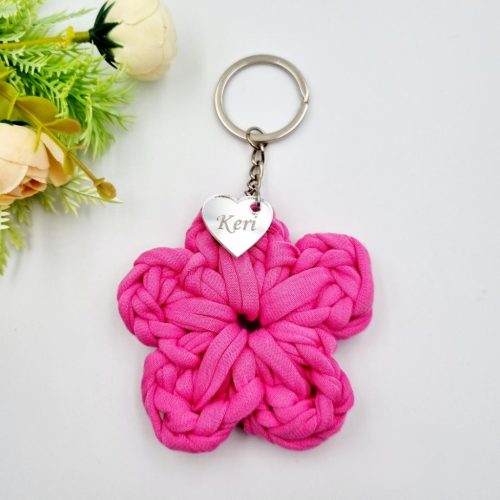 Ajándék anyák napjára, horgolt kulcstartó gravírozott medállal, ajándékkártyán