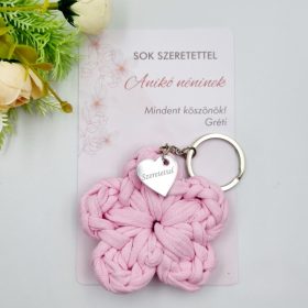 Ajándék tanító néninek, óvó néninek, horgolt virág kulcstartó gravírozott medállal, egyedi ajándékkártyán