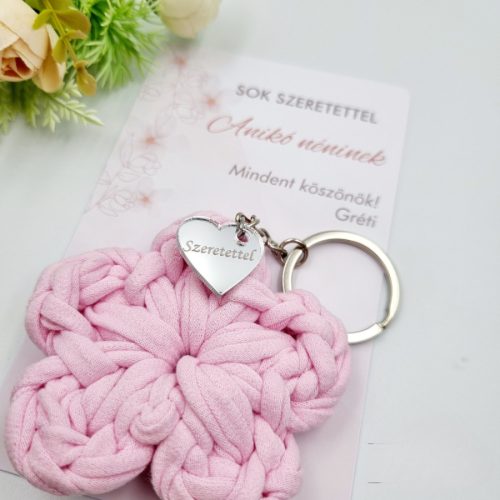 Ajándék tanító néninek, óvó néninek, horgolt virág kulcstartó gravírozott medállal, egyedi ajándékkártyán