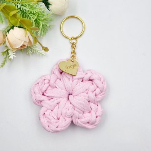 Ajándék tanító néninek, óvó néninek, horgolt virág kulcstartó gravírozott medállal, egyedi ajándékkártyán