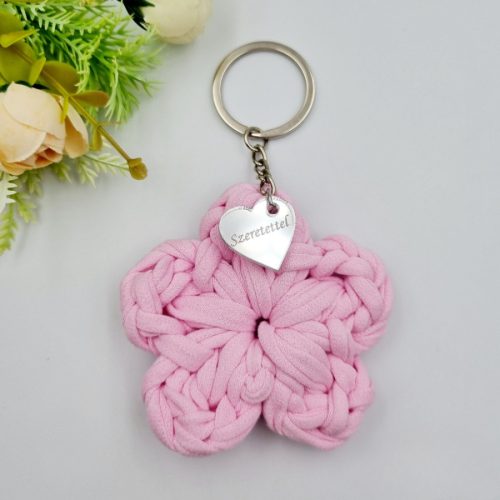 Ajándék tanító néninek, óvó néninek, horgolt virág kulcstartó gravírozott medállal, egyedi ajándékkártyán