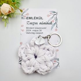 Ajándék tanító néninek, óvó néninek, horgolt virág kulcstartó gravírozott medállal, egyedi ajándékkártyán 
