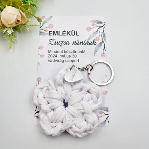 Horgolt virág kulcstartó gravírozott medállal, egyedi ajándékkártyán - 2 (több szín)