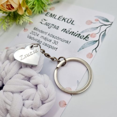 Ajándék tanító néninek, óvó néninek, horgolt virág kulcstartó gravírozott medállal, egyedi ajándékkártyán 