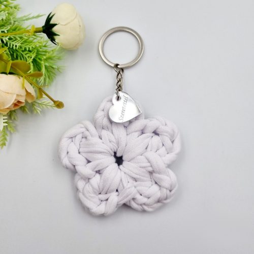 Ajándék tanító néninek, óvó néninek, horgolt virág kulcstartó gravírozott medállal, egyedi ajándékkártyán 