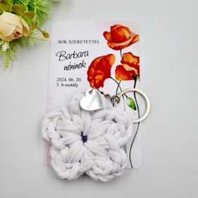 Ajándék tanító néninek, óvó néninek, horgolt virág kulcstartó gravírozott medállal, egyedi ajándékkártyán 