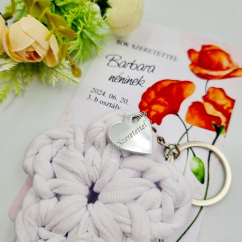 Ajándék tanító néninek, óvó néninek, horgolt virág kulcstartó gravírozott medállal, egyedi ajándékkártyán 