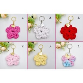 Ajándék tanító néninek, óvó néninek, horgolt virág kulcstartó gravírozott medállal, egyedi ajándékkártyán