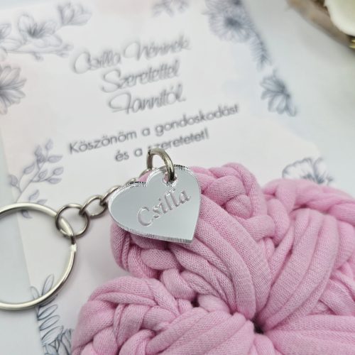 Ajándék tanító néninek, óvó néninek, horgolt virág kulcstartó gravírozott medállal, egyedi ajándékkártyán