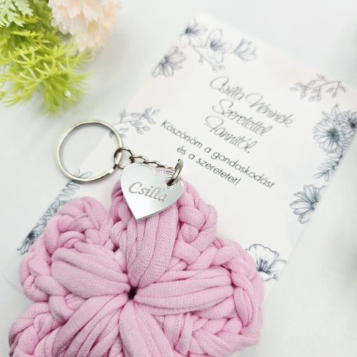 Ajándék tanító néninek, óvó néninek, horgolt virág kulcstartó gravírozott medállal, egyedi ajándékkártyán