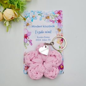 Ajándék tanító néninek, óvó néninek, horgolt virág kulcstartó gravírozott medállal, egyedi ajándékkártyán 
