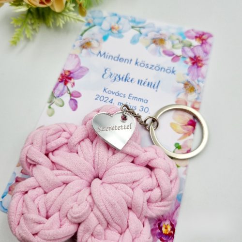 Ajándék tanító néninek, óvó néninek, horgolt virág kulcstartó gravírozott medállal, egyedi ajándékkártyán 