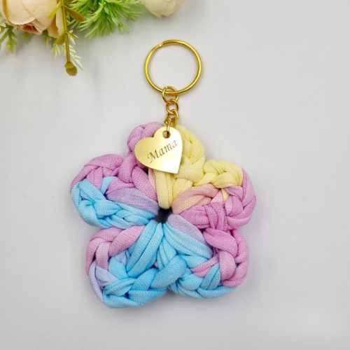 Ajándék tanító néninek, óvó néninek, horgolt virág kulcstartó gravírozott medállal, egyedi ajándékkártyán 