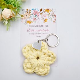 Ajándék tanító néninek, óvó néninek, horgolt virág kulcstartó gravírozott medállal, egyedi ajándékkártyán