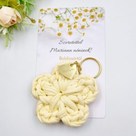 Ajándék tanító néninek, óvó néninek, horgolt virág kulcstartó gravírozott medállal, egyedi ajándékkártyán
