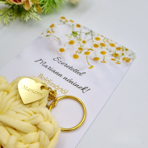 Ajándék tanító néninek, óvó néninek, horgolt virág kulcstartó gravírozott medállal, egyedi ajándékkártyán