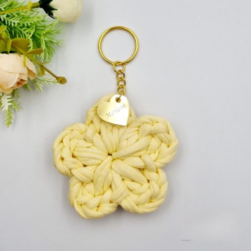 Ajándék tanító néninek, óvó néninek, horgolt virág kulcstartó gravírozott medállal, egyedi ajándékkártyán