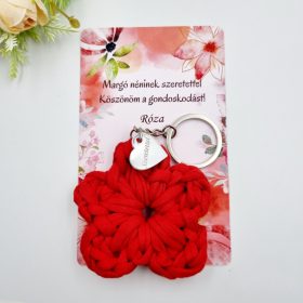 Ajándék tanító néninek, óvó néninek, horgolt virág kulcstartó gravírozott medállal, egyedi ajándékkártyán