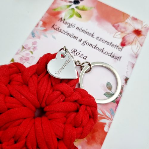Ajándék tanító néninek, óvó néninek, horgolt virág kulcstartó gravírozott medállal, egyedi ajándékkártyán