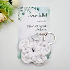 Ajándék tanító néninek, óvó néninek, horgolt virág kulcstartó gravírozott medállal, egyedi ajándékkártyán