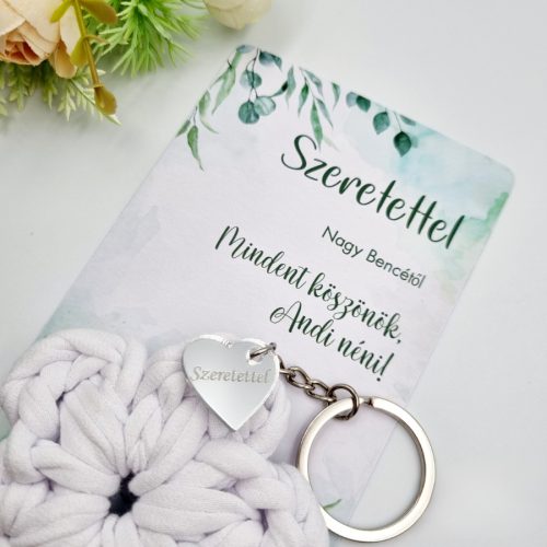 Ajándék tanító néninek, óvó néninek, horgolt virág kulcstartó gravírozott medállal, egyedi ajándékkártyán