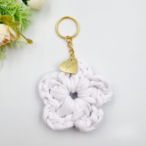 Ajándék tanító néninek, óvó néninek, horgolt virág kulcstartó gravírozott medállal, egyedi ajándékkártyán