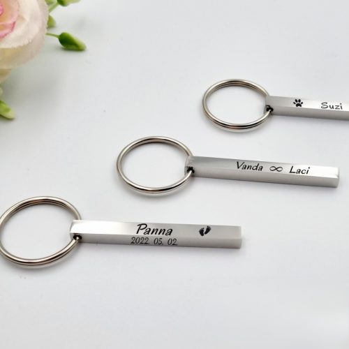 4 oldal, 4 szó - Nemesacél kulcstartó egyedi feliratokkal