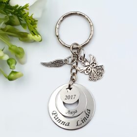 Kulcstartó egyedi gravírozással, charmokkal 1.