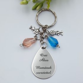 Kulcstartó egyedi gravírozással, charmokkal 24. 
