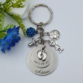 Kulcstartó egyedi gravírozással, charmokkal 26. 
