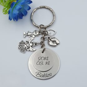 Kulcstartó egyedi gravírozással, charmokkal 30. 
