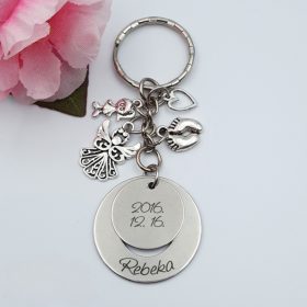 Kulcstartó egyedi gravírozással, charmokkal 31. 