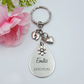 Kulcstartó egyedi gravírozással, charmokkal 32.