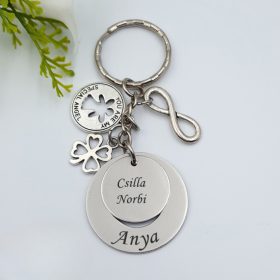 Kulcstartó egyedi gravírozással, charmokkal 33. 