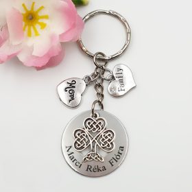 Kulcstartó egyedi gravírozással, charmokkal 38. 