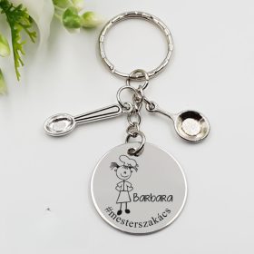 Ajándék szakácsnőnek - kulcstartó grafikával, egyedi névvel, felirattal