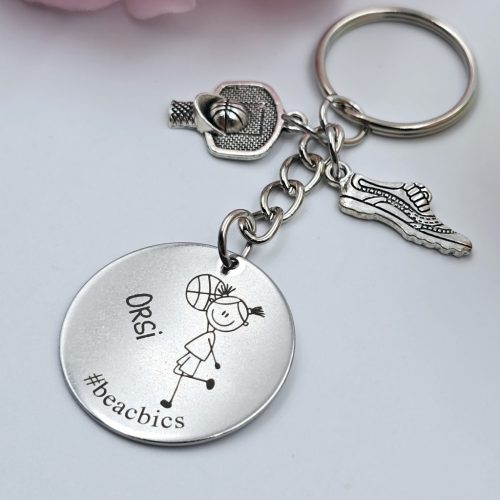 Ajándék női kosárlabdázónak - kulcstartó grafikával, egyedi névvel, felirattal, nő