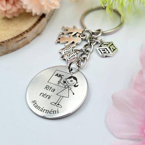 Ajándék tanárnőnek - kulcstartó grafikával, egyedi névvel, felirattal