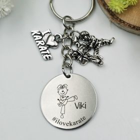 Ajándék női karatésnak - kulcstartó grafikával, egyedi névvel, felirattal, nő