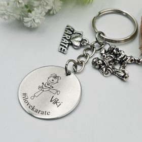 Ajándék női karatésnak - kulcstartó grafikával, egyedi névvel, felirattal, nő