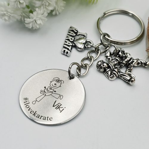 Ajándék női karatésnak - kulcstartó grafikával, egyedi névvel, felirattal, nő
