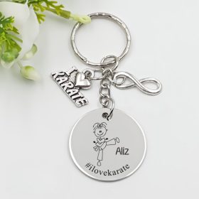 Ajándék női karatésnak - kulcstartó grafikával, egyedi névvel, felirattal, nő 