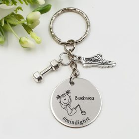 Ajándék sportos lánynak - kulcstartó grafikával, egyedi névvel, felirattal
