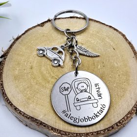 Ajándék vezetésoktatónak - kulcstartó grafikával, egyedi névvel, felirattal