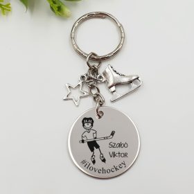 Ajándék jégkorongosnak - kulcstartó grafikával, hokis ajándék 