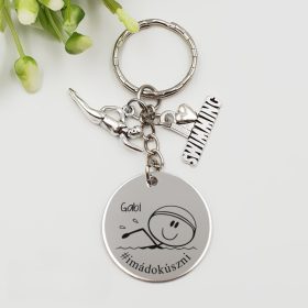 Ajándék úszónak - kulcstartó grafikával, egyedi névvel, felirattal