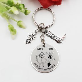 Ajándék néptáncosnak, egyedi gravírozott kulcstartó