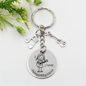   Ajándék női gitárosnak - gitáros kulcstartó grafikával, egyedi névvel, felirattal
